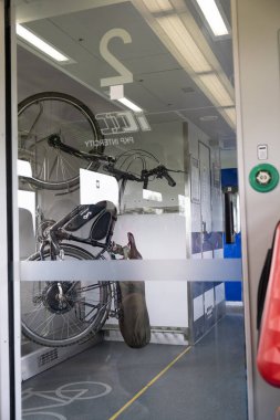 Krakow, Polonya - 11 Mayıs 2022: trende bisiklet modern ulaşım kopya uzayı