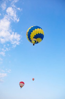 Gün batımında sepet sinekleri olan hava balonu görüntüsü