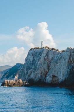 Yunanistan 'ın güneşli yaz gününden deniz fener evi manzarası