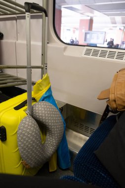 Trenin içindeki çantalar Ukrayna bayrak göçü