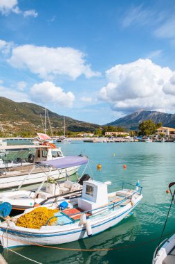 Vasiliki Limanı 'ndaki balıkçı tekneleri Yunanistan' da yaz mevsimi