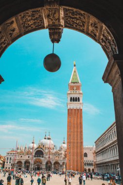 Saint Mark Meydanı 'ndaki çan kulesinin manzarası turistler için bir dönüm noktası.