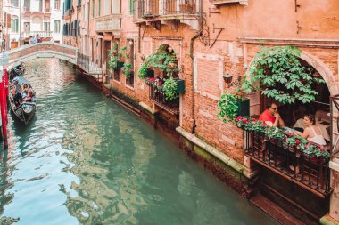 Venedik, İtalya - 25 Mayıs 2019: Grand Canal romantik tarihi yakınlarındaki kafede insanlar