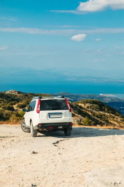 SUV araba seyahati kavramı Lefkada adası Yunanistan boşluğu kopyaladı
