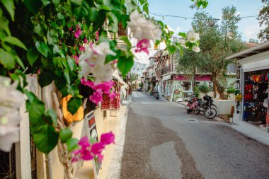 Vasiliki, Yunanistan - 10 Eylül 2021: hediyelik eşya dükkanları olan sokak