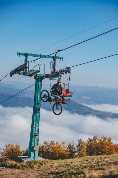 Pilipets Ukraine Oktober 2021 Mann Mit Mountainbike Sessellift Über Den — Stockfoto