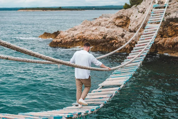 Homem Andando Por Ponte Suspensão Espaço Cópia Hora Verão — Fotografia de Stock