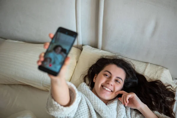 Young Happy Woman Taking Selfie Story Laying Bed Morning Time — Stock Photo, Image
