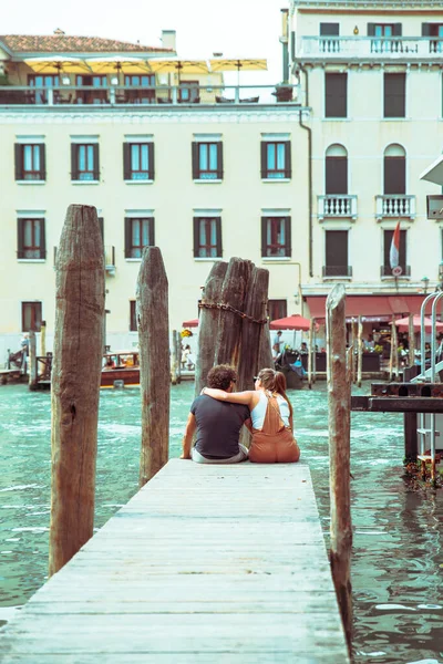 Casal Sentado Cais Olhando Para Grandes Amantes Falando Canal — Fotografia de Stock