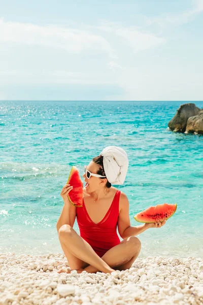 Jong Mooi Vrouw Rood Badpak Het Strand Met Watermeloen Kopiëren — Stockfoto
