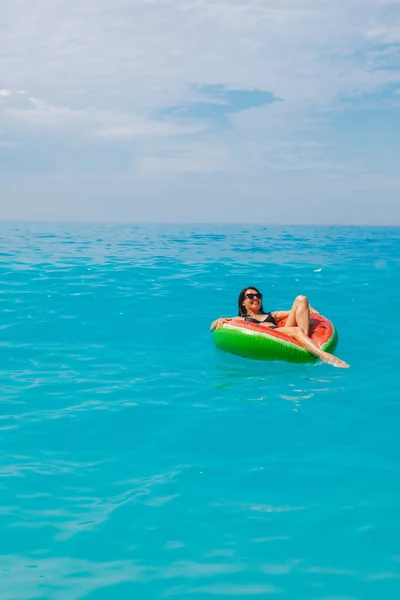 Sexy Frau Schwimmt Blauen Meer Auf Aufblasbarem Ring Kopierraum — Stockfoto