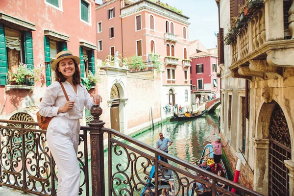 Joven Mujer Bonita Viajero Pie Venecia Puente Través Del Canal —  Fotos de Stock