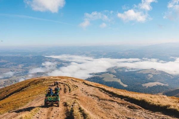 Pessoas Montando Carros Suv Pico Montanha Cópia Espaço — Fotografia de Stock