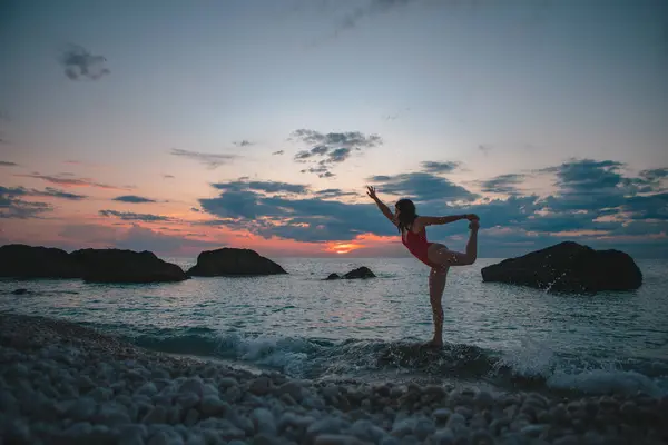 Сексуальная Женщина Наслаждается Видом Закат Над Морем Скопировать Пространство Греческого — стоковое фото