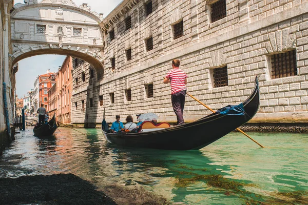 Італія Венеція Травня 2019 Люди Гондолі Їдуть Подорож Літом Каналу — стокове фото