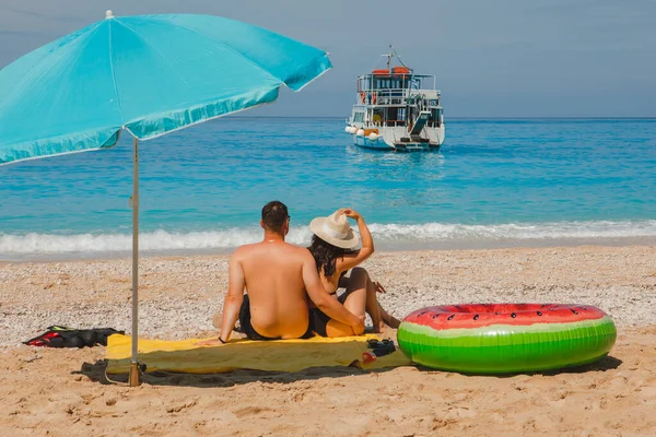 Glückliches Paar Ruht Sich Glücklichen Strand Von Griechenland Aus — Stockfoto