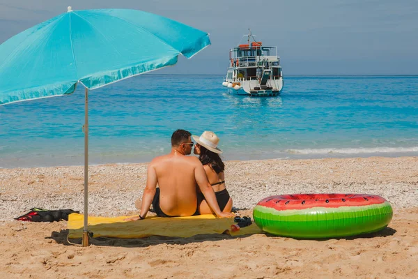 Mutlu Çift Yunanistan Dinleniyor Mutlu Plaj Fotokopi Alanı — Stok fotoğraf