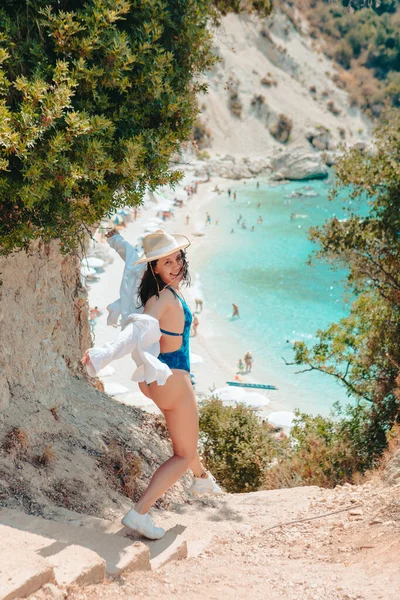 快乐美丽的女人去了希腊莱夫卡达岛的海滨 — 图库照片