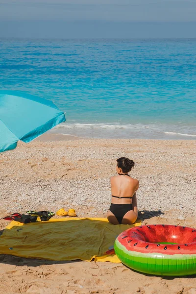 Sommerurlaub Meer Frau Sonnt Sich Strand — Stockfoto