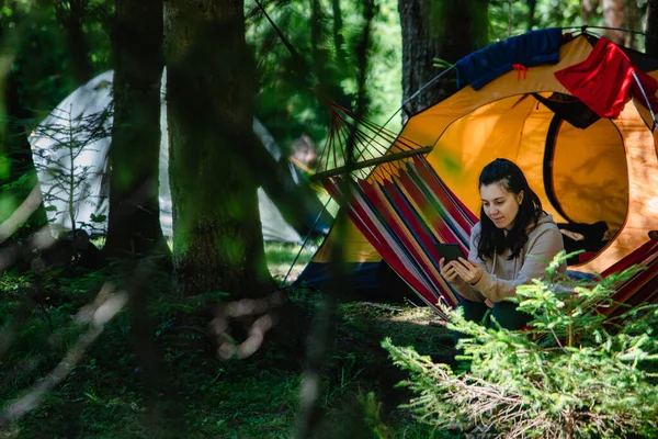 Kvinna Som Ligger Hängmattan Tält Och Bil Bakgrund Läsa Bok — Stockfoto