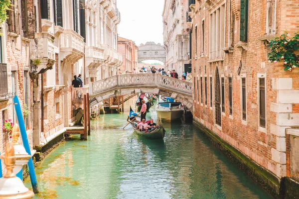 Італія Венеція Травня 2019 Люди Гондолі Їдуть Подорож Літом Каналу — стокове фото