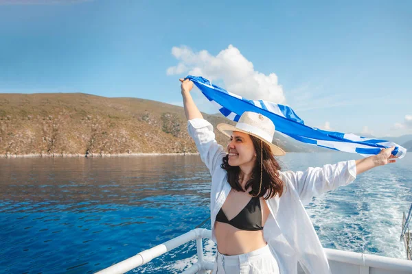 希腊左卡达岛游轮上悬挂希腊国旗的妇女 — 图库照片