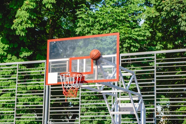 Баскетбольный Обруч Открытом Воздухе Летом Солнечный День Копировальное Место — стоковое фото