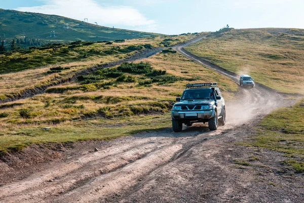 Suv Bil Toppen Ukrainska Karpaterna Bergskedja Sommartid Kväll — Stockfoto