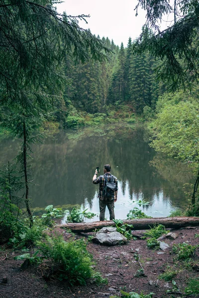 Silny Człowiek Turysta Patrząc Góry Jezioro Podróży Koncepcja Przestrzeni Skopiować — Zdjęcie stockowe