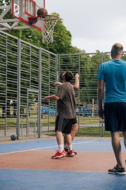 Büyük güçlü basketbol oyuncusu sahada.