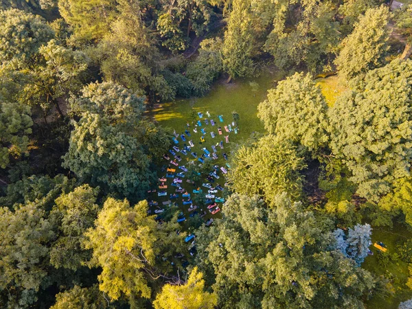 Shora Pohled Lidi Dělat Jógu Městském Parku — Stock fotografie