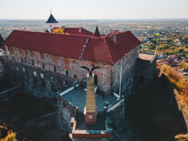 Tahtırevan şatosunun sonbahar mevsimi hava manzarası