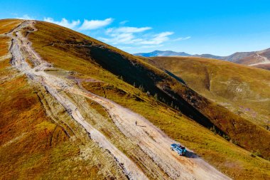 Karpat Dağları 'nın tepesine uzanan off-road çekim yolunun havadan görüntüsü sonbahar sezonunun kopyasıdır.