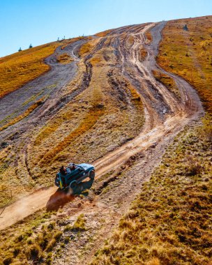 Karpat Dağları 'nın tepesine uzanan off-road çekim yolunun havadan görüntüsü sonbahar sezonunun kopyasıdır.