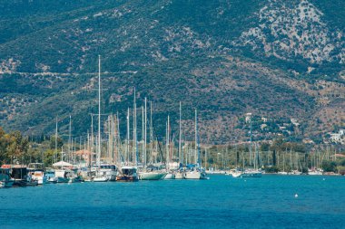 Lefkada adasında arka planda Yunanistan dağlarında yatları ve tekneleri olan deniz koyuna.