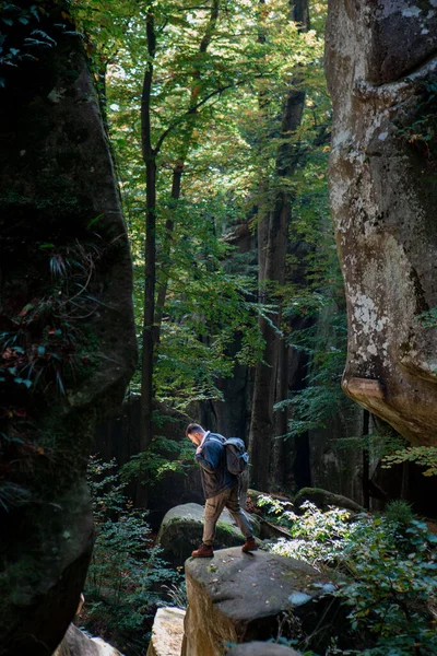 Homem Caminhante Com Mochila Canyon Com Floresta Dovbush Rochas Ucrânia — Fotografia de Stock