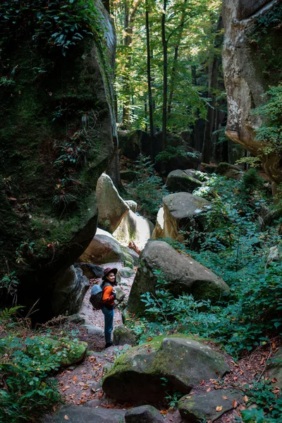 Mulher Viajante Com Mochila Andando Por Trilha Espaço Cópia Canyon — Fotografia de Stock