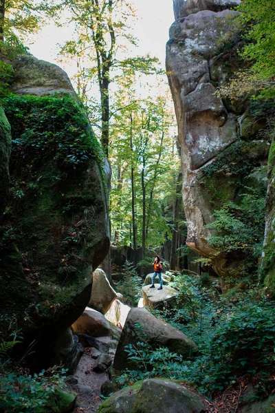 Viaggiatore Donna Con Zaino Piedi Sentiero Nello Spazio Copia Canyon — Foto Stock