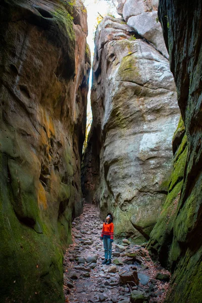 Woman Traveler Walking Trail Canyon Copy Space — Zdjęcie stockowe