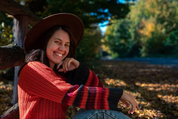 Happy Woman Posing Fence Autumn Sunny Day Copy Space — Stock Photo, Image