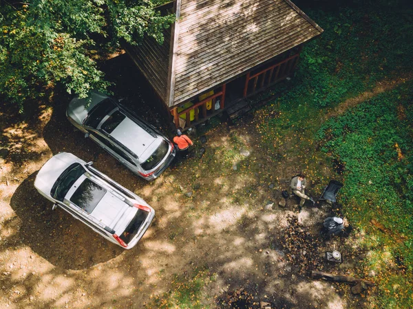 Górny Widok Miejsce Bbq Lesie Dwa Zaparkowane Samochody Suv — Zdjęcie stockowe