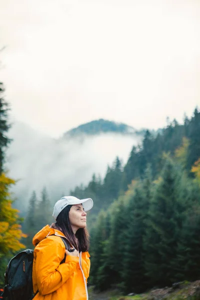 Donna Impermeabile Giallo Escursionista Autunno Montagne Copiare Spazio — Foto Stock