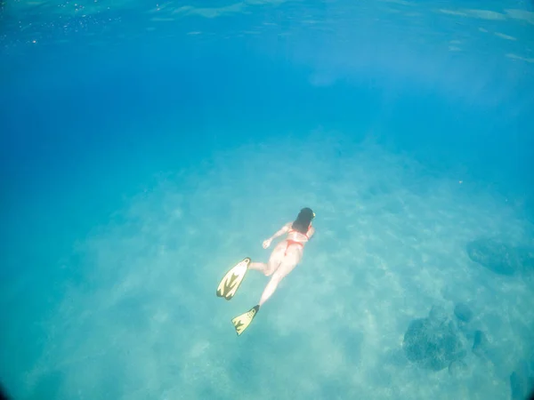 フリッパーやスキューバのマスクコピースペースで水中で泳ぐ女性 — ストック写真