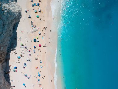 Lefkada adasındaki Porto Katsiki plajının hava manzarası Yunanistan
