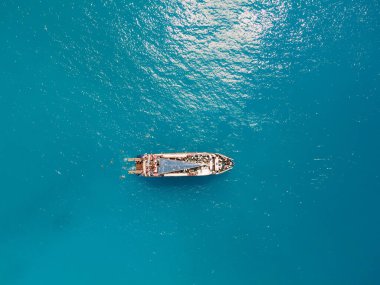 Porto Katsiki sahilinin havadan görünüşü yolcu teknesi insanlarıyla Yunanistan yaz tatilinde yüzerek atlarken eğleniyor.