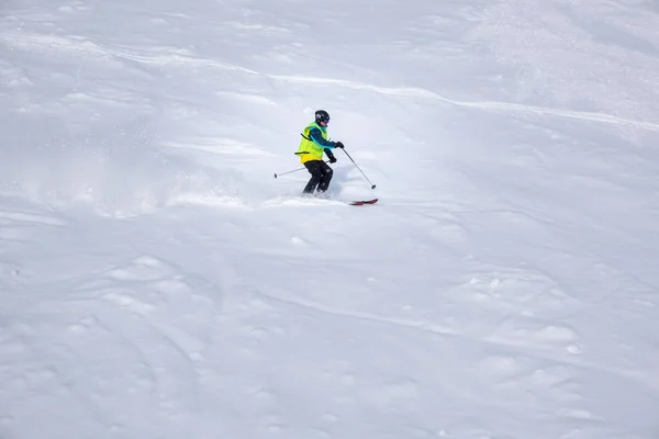 Man Skier Ski Slope Copy Space — Stock Photo, Image