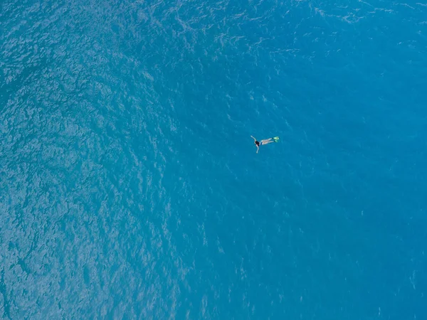 Overhead Uitzicht Vrouw Zwemmen Flippers Blauw Zeewater — Stockfoto