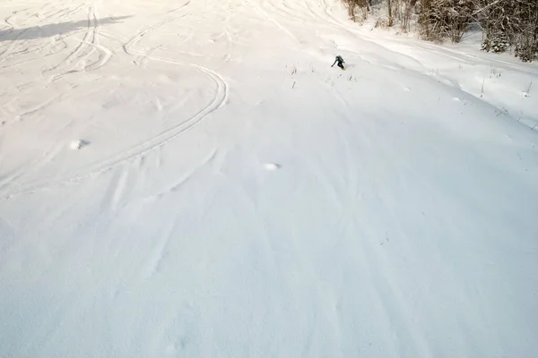 Άποψη Του Snowboarding Στο Σκι Κλίση Αντίγραφο Χώρο Ελεύθερη Οδήγηση — Φωτογραφία Αρχείου