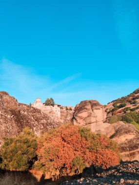 Yunanistan manzarası tuzlu dağlar göktaşı manastırı