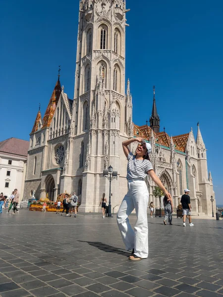Mujer Feliz Viajero Mirando Hermosa Iglesia Centro Budapest Hungría — Foto de Stock